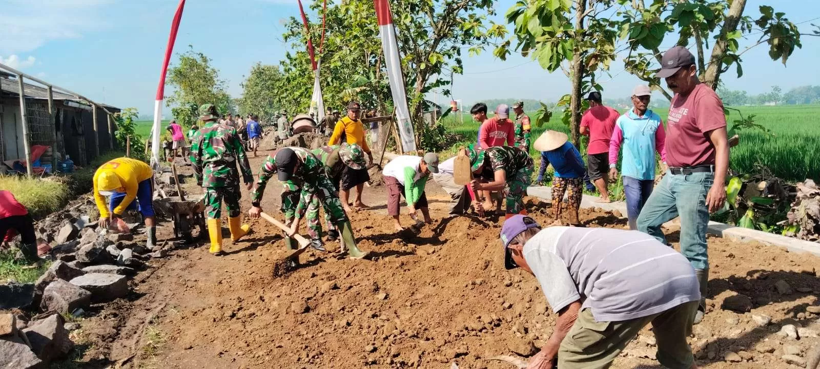 Terik Matahari Tak Surutkan Semangat, Satgas TMMD ke-128 Tuntaskan Pembangunan Desa Puro. (KlikSoloNews/dok)