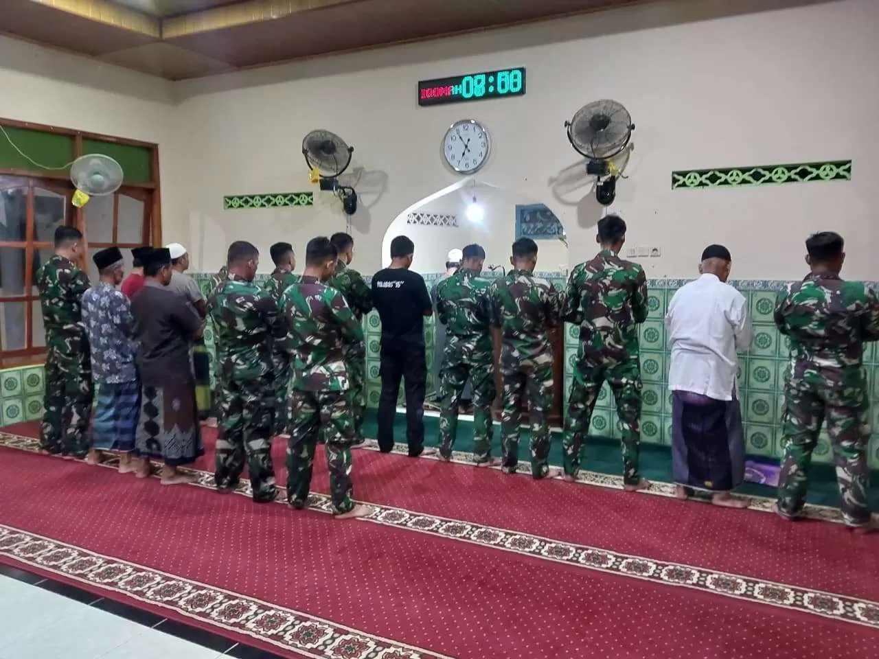 Satgas TMMD Sragen Salat Berjamaah di Masjid Al Huda, Perkuat Kebersamaan dengan Warga. (KlikSolonews/dok)