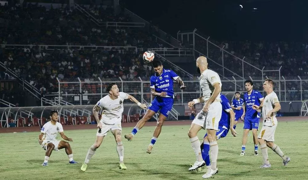 Klasemen Terbaru Super League: Persib Bandung Kudeta Borneo FC dari Puncak Klasemen Usai Tekuk Bhayangkara FC 4-2. (KlikSoloNews/dok Persib)