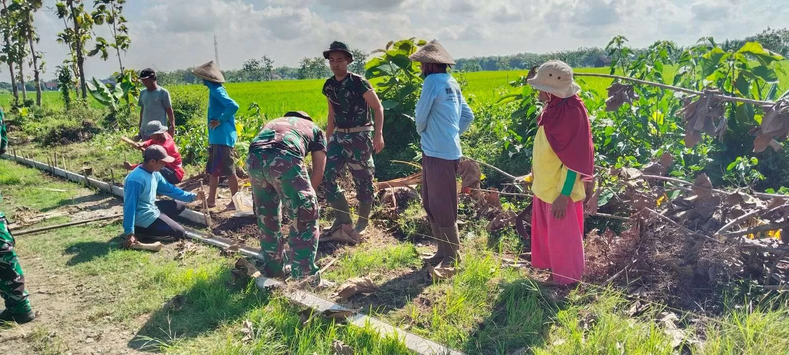 Semangat Kartini di TMMD Sragen, Bu Suliyem Tetap Tangguh Bangun Jalan Desa di Usia 70 Tahun. (KlikSoloNews/dok)