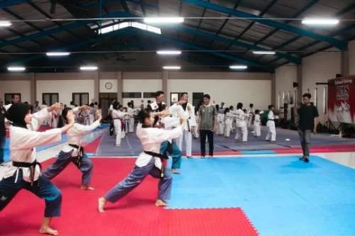 KONI Surakarta Suntik Semangat Atlet Taekwondo Solo Jelang Porprov Jateng). (KlikSoloNews/dok)