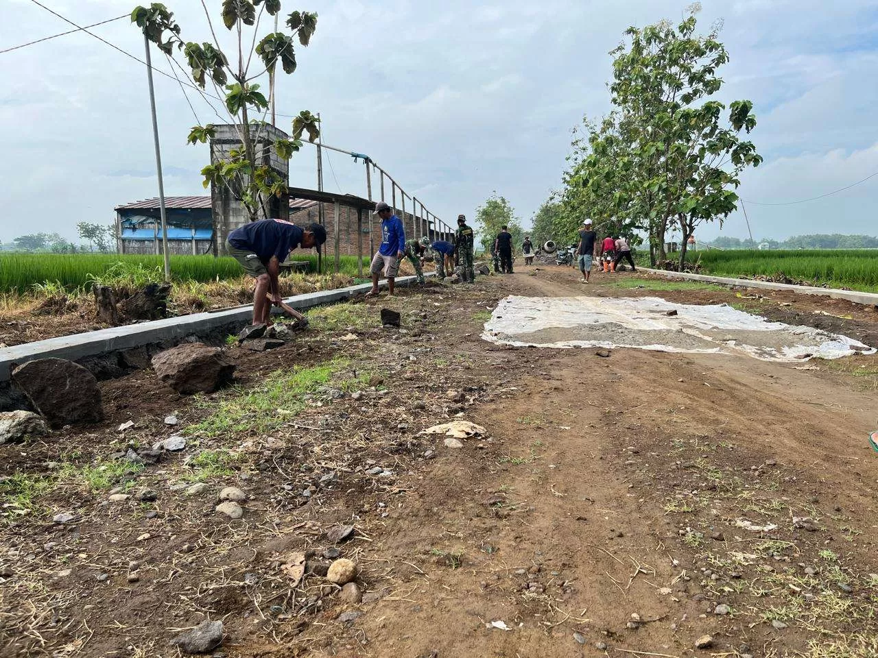 Pengurukan Talud TMMD Sragen Jadi Kunci Kekuatan Jalan Betonisasi di Desa Puro. (KlikSoloNews/dok)