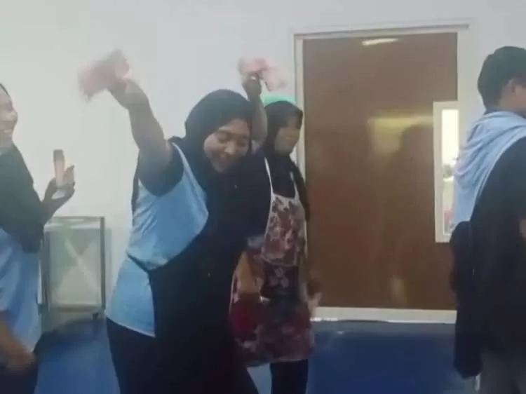 Viral Video Pegawai Dapur MBG di SPPG Cendikia Waskita Joget dan Sawer Uang. (KlikSoloNews/dok)