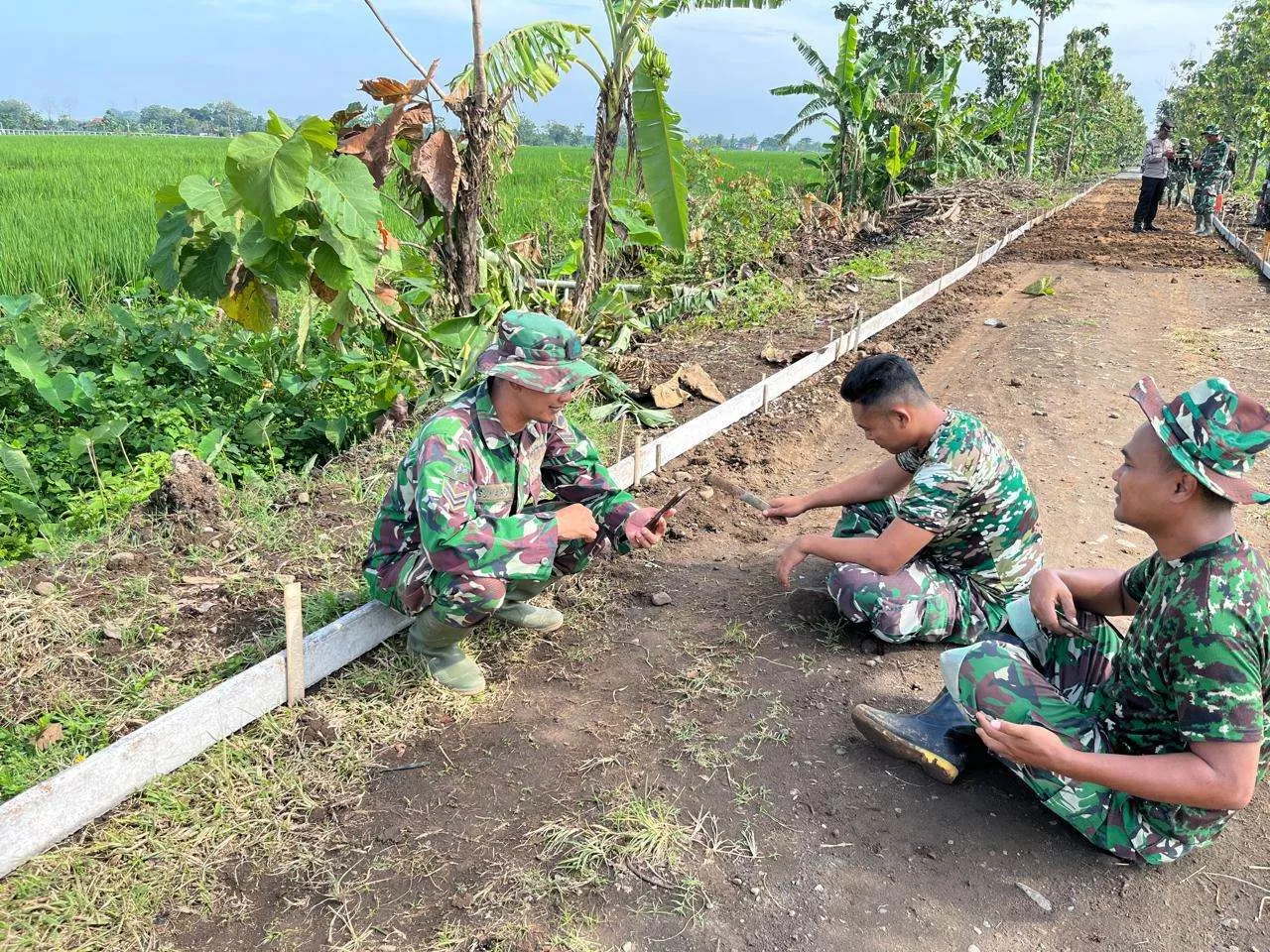 Obati Rindu Keluarga, Prajurit Satgas TMMD Sragen Manfaatkan Video Call di Tengah Tugas. (KlikSoloNews/dok)