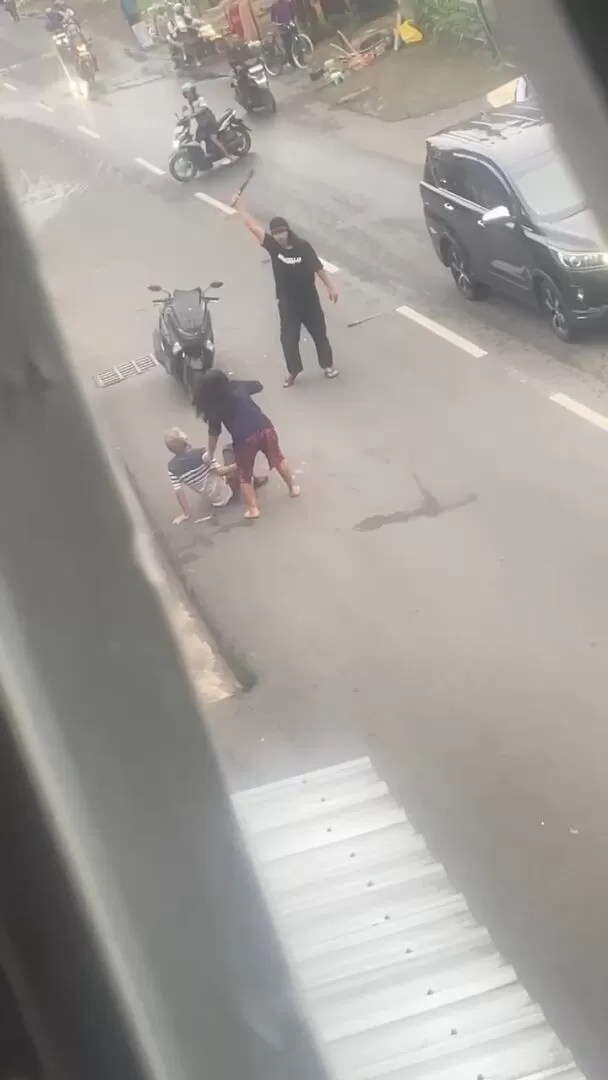 Tangkapan layar video viral aksi pembacokan di wilayah Pasar Kliwon Solo (Kliksolonews/dok)
