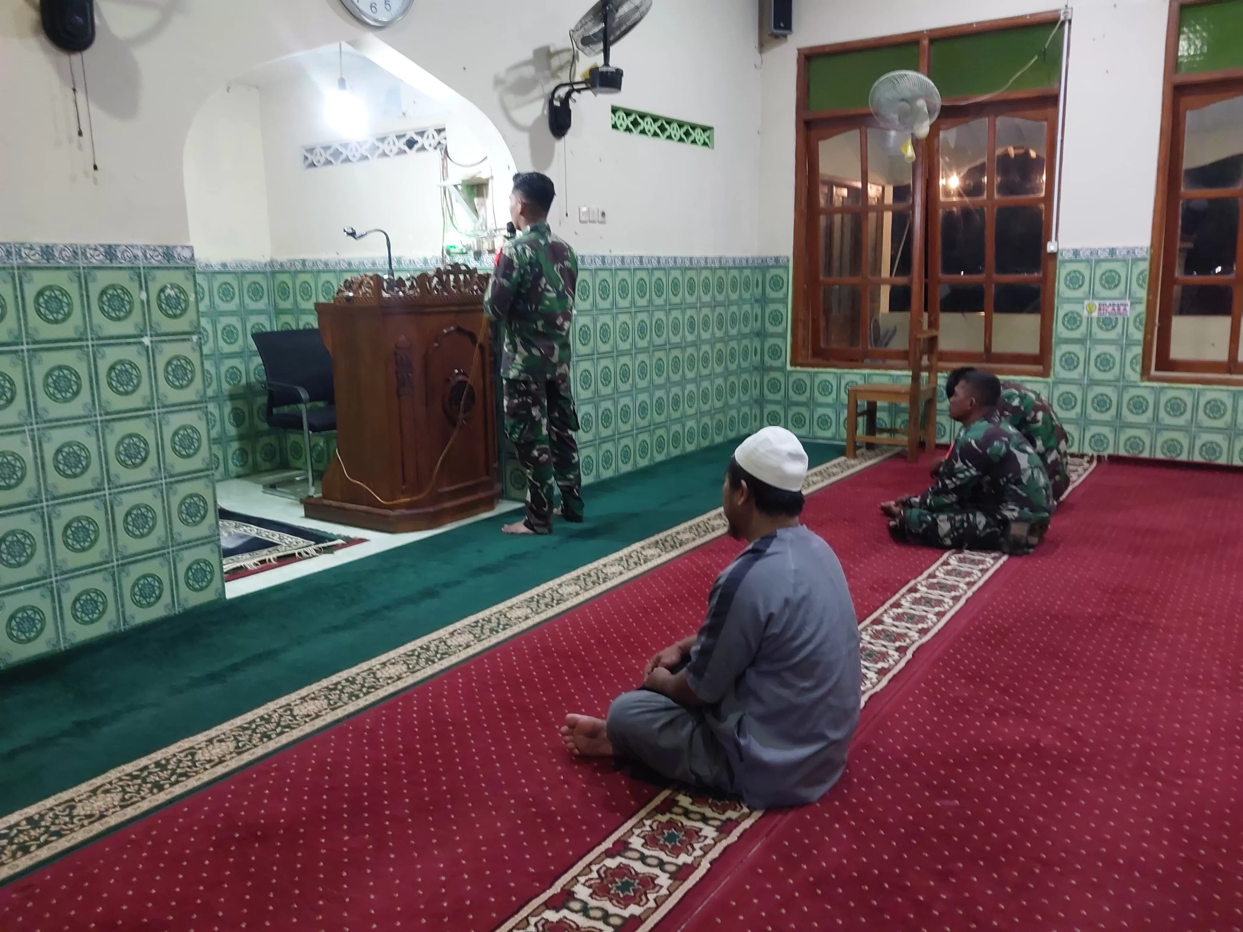 Personel Satgas TMMD Sragen Kumandangkan Adzan Subuh, Pererat Kebersamaan dengan Warga Desa Puro. (KlikSoloNews/dok)