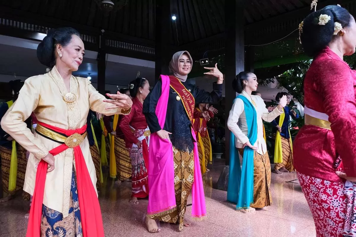 Astrid Widayani Menari Gambyong di Jebres Menari 2026, Tegaskan Komitmen Pelestarian Budaya. (KlikSoloNews/dok Pemkot Surakarta)