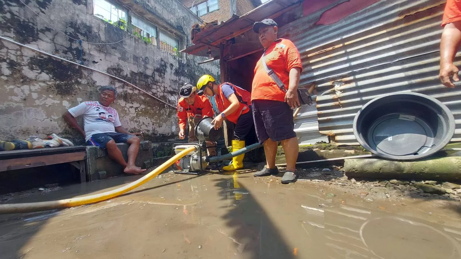 BANJIR SOLO: Respons Cepat Banjir Tipes, PMI Solo Terjunkan Relawan dan Salurkan Bantuan Logistik. (KlikSoloNews/dok PMI)