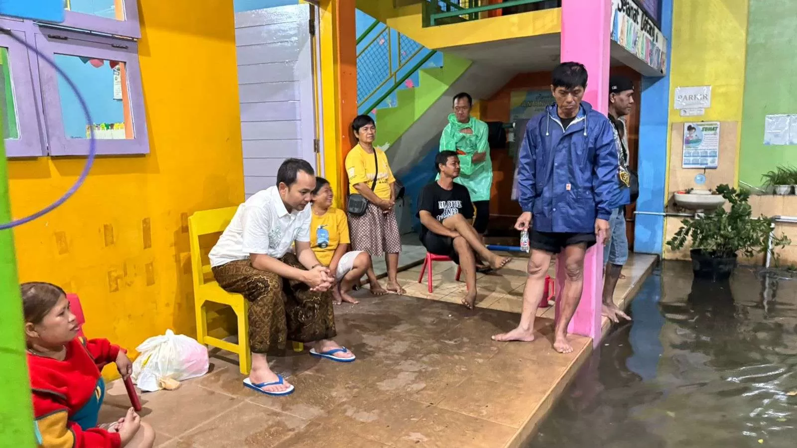 Banjir Solo: Wali Kota Respati Ardi Tinjau Banjir di Laweyan, Pastikan Warga Terdampak Dapat Bantuan. (KlikSoloNews/dok Pemkot Surakarta)