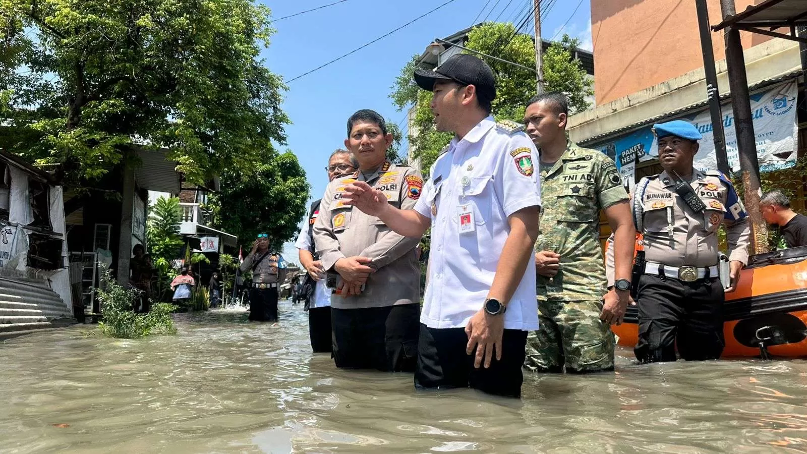 BANJIR SOLO: Bengawan Solo Meluap, Kapolresta Surakarta Turun Langsung Evakuasi Warga dan Atur Lalu Lintas. (KlikSoloNews/dok)
