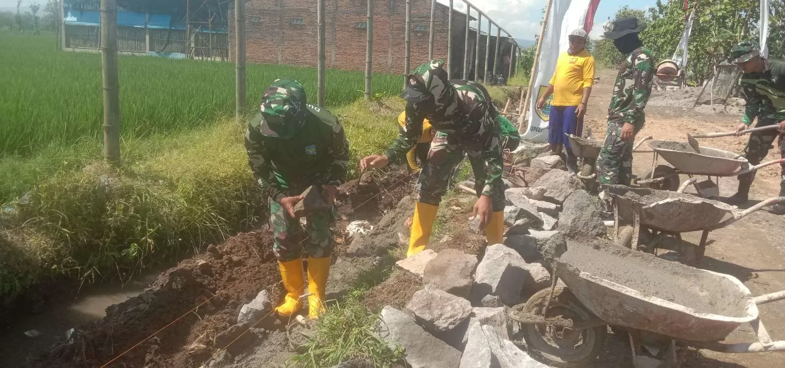 Prajurit Arhanud 15 Mahir Bertukang di TMMD Sragen, Cepat Kuasai Pasang Batu. (KlikSoloNews/dok)