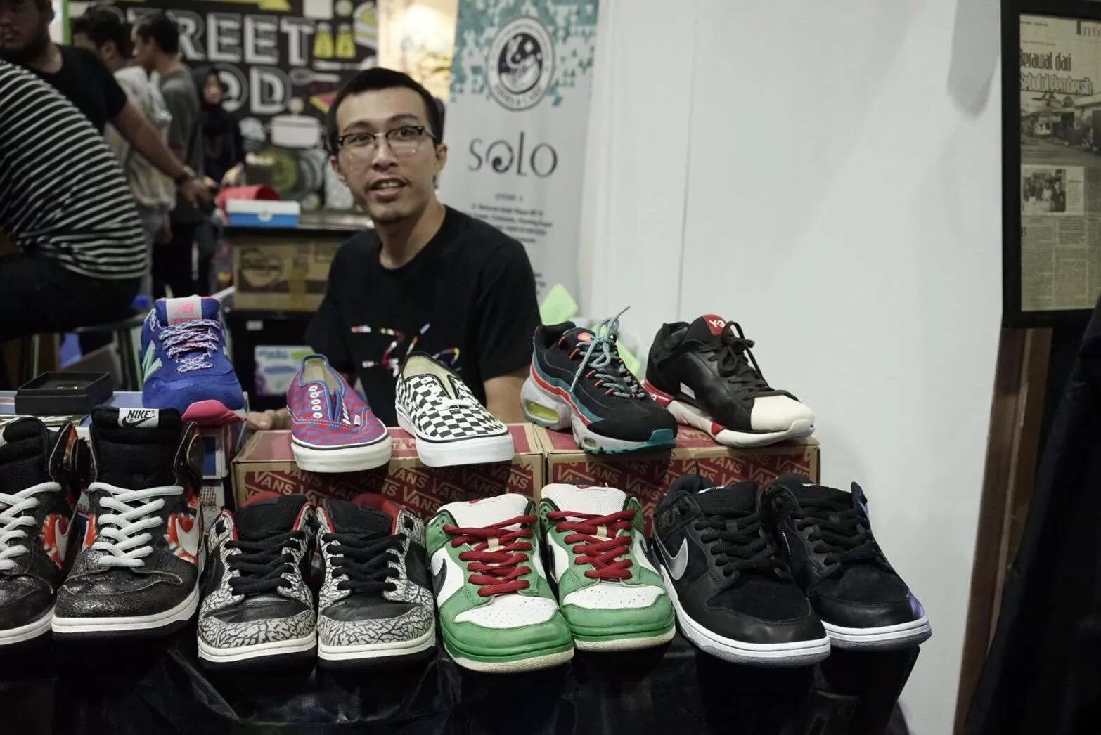 Foto Lama dr Tirta Viral di Threads, Netizen Ungkit Masa Jualan Sepatu di Solo: Masih Soft Spoken, Sebelum Mode Ngegas! (KlikSoloNews/dok Threads @rijalrr)
