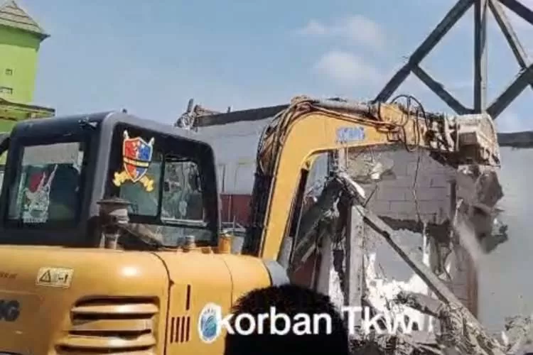 Viral Rumah Dibongkar Ekskavator di Ngawi, Ternyata Dipicu Kisah Asmara Gagal. (KlikSoloNews/dok)