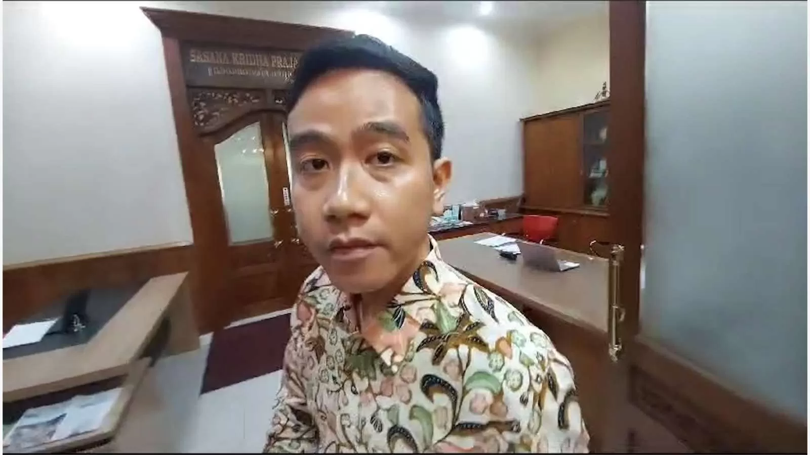 Politikus PDIP Deddy Sitorus Ngegas Minta Wapres Gibran Ngantor di IKN, Netizen: Anggota Dewan Dulu Ngantor di Sana. (KlikSoloNews/dok)