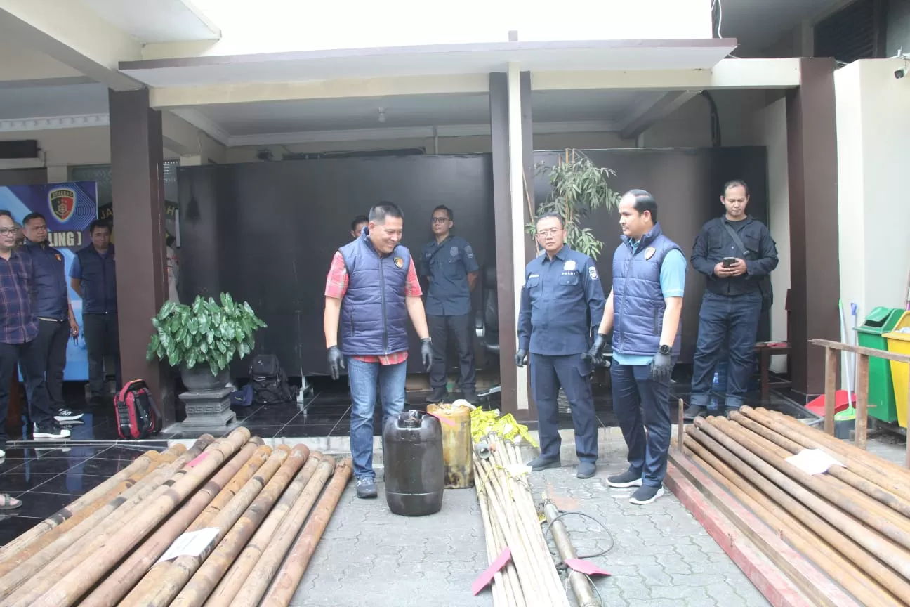 Polda Jateng Bongkar Kasus Pengeboran Minyak Ilegal di Blora dan Rembang, Tiga Tersangka Diamankan. (KlikSoloNews/dok Polda Jateng)