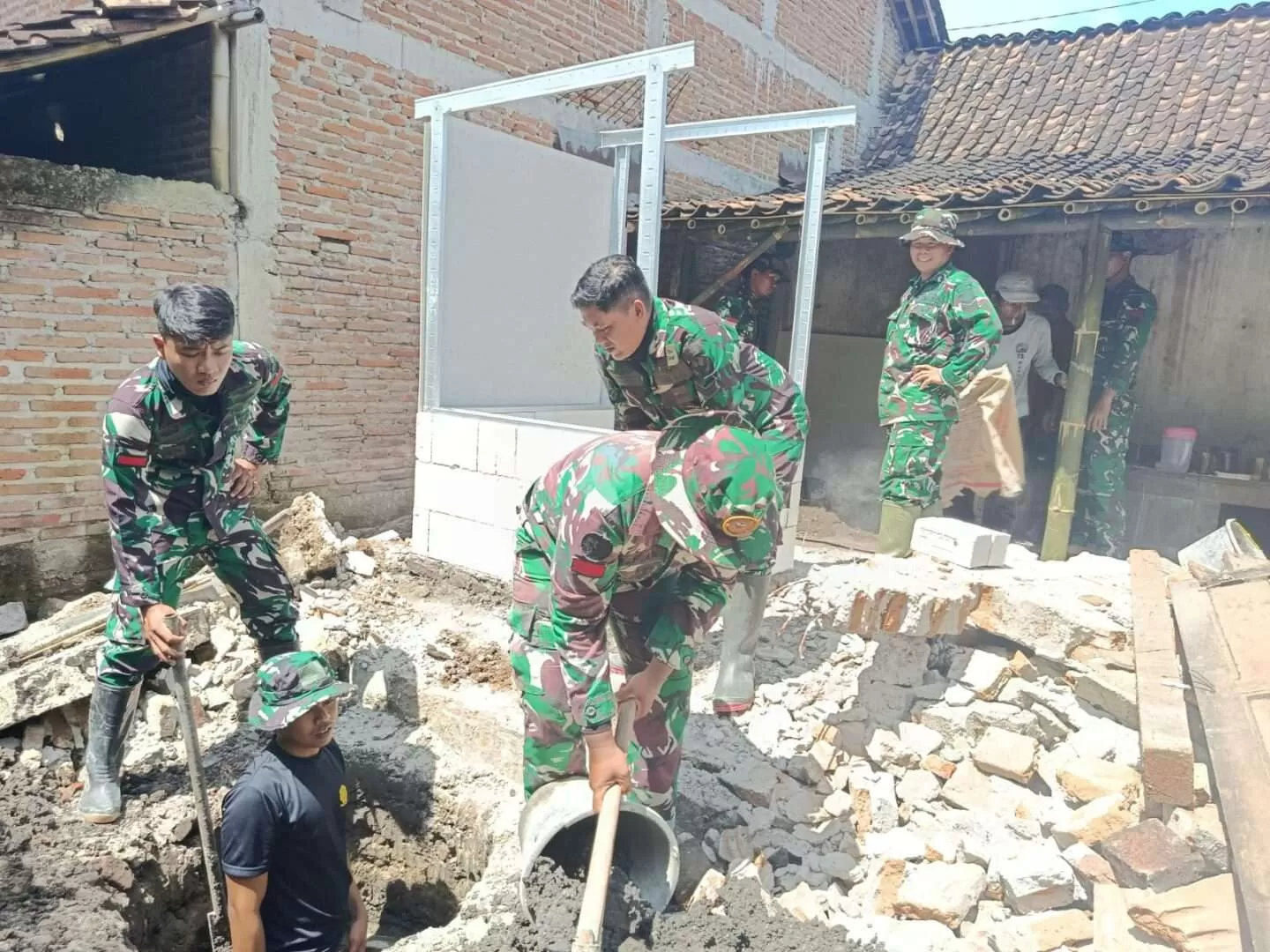 Sukarni Semringah, Akhirnya Miliki Jamban Sendiri Berkat TMMD Sragen. (KlikSoloNews/dok)