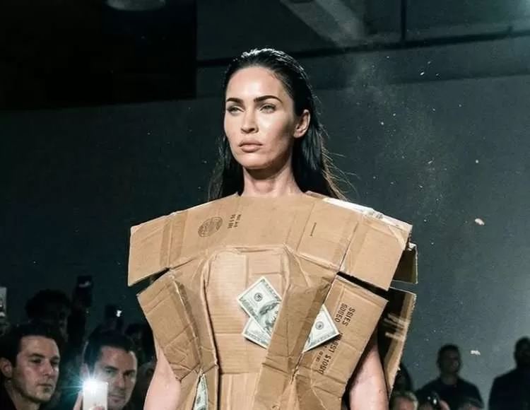 Out of the Box Banget! Gaun Kardus Balenciaga Ini Bikin Publik Geleng Kepala, Dibanderol Rp140 Jutaan. (KlikSoloNews/dok)