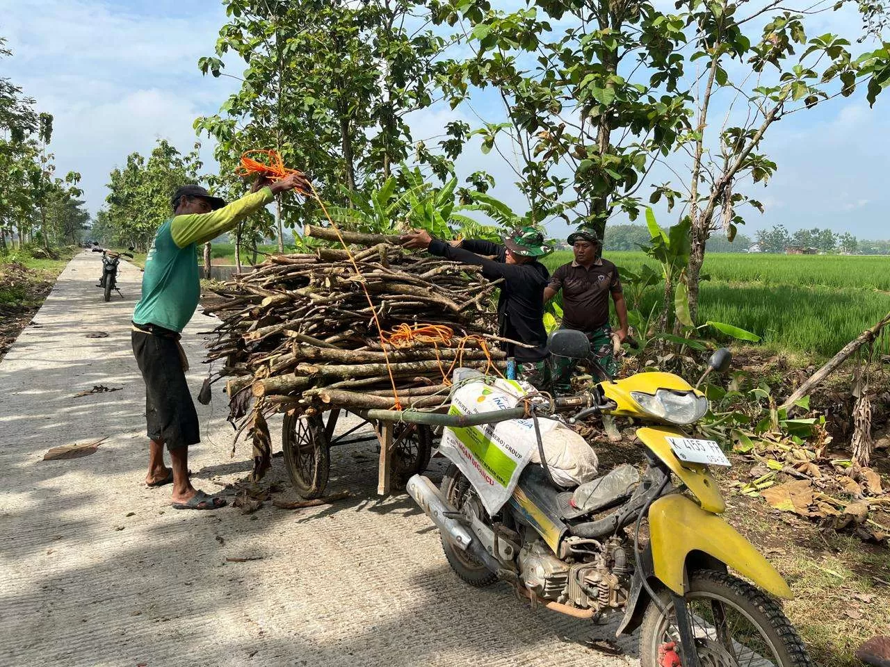 Kemanunggalan TNI dan Rakyat Terlihat Nyata, Satgas TMMD Bantu Warga Desa Puro. (KlikSoloNews/dok)
