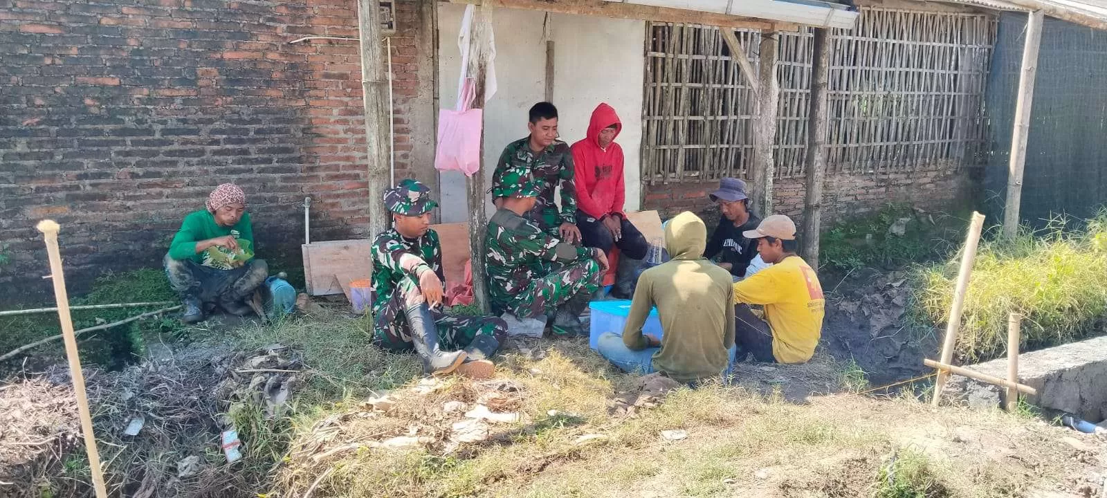 Hangatnya Kebersamaan Satgas TMMD Sragen, Lepas Lelah dengan Canda Bersama Warga. (KlikSoloNews/dok)