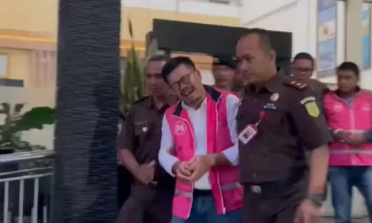 Kasus Korupsi Dana Hibah Magetan: Ketua DPRD Menangis Ditahan Kejari, 5 Tersangka Lainnya Terungkap. (KlikSoloNews/dok)