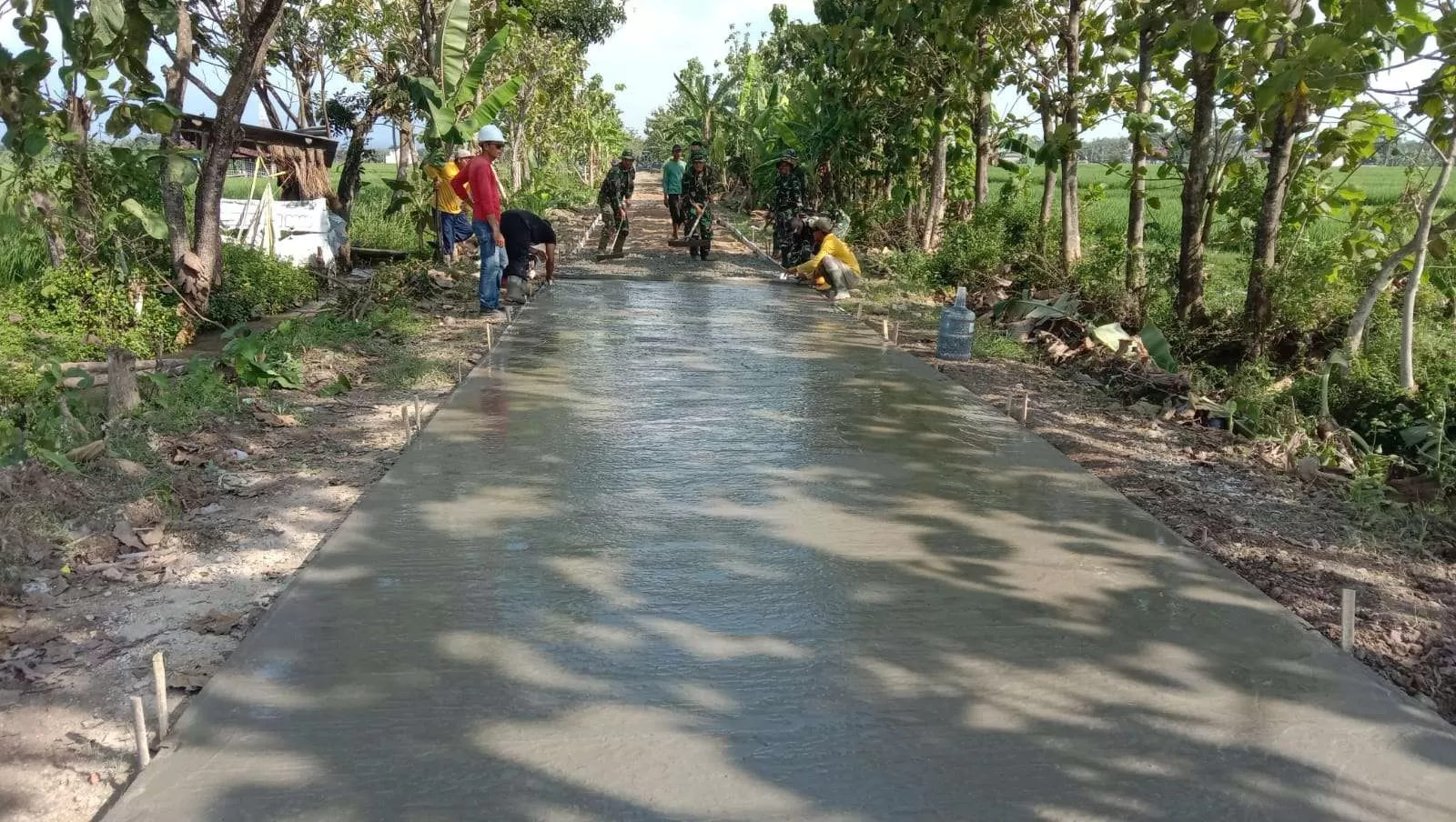Satgas TMMD Kodim Sragen Kebut Pembangunan Jalan di Karangmalang Tanpa Libur. (KlikSoloNews/dok)