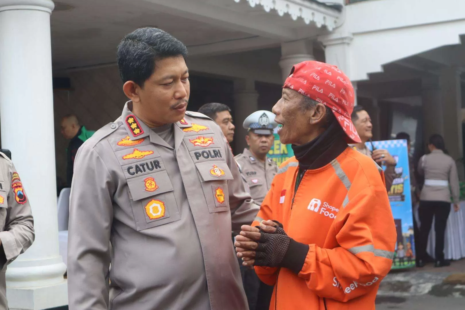 Aksi Sosial Terpadu Polresta Surakarta Gandeng Ojol, Perkuat Solidaritas dan Kepedulian di Solo. (KlikSoloNews/dok)