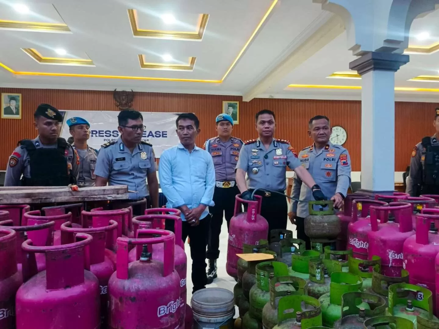 Polres Karanganyar Bongkar Pengoplosan Gas Elpiji Subsidi, Pelaku Raup Rp750 Juta per Bulan. (KlikSoloNews/Adhirajasa)