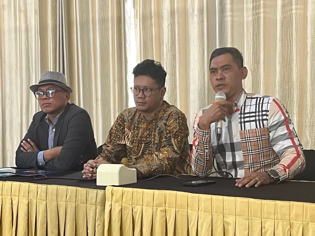Kasus Tuduhan Pelecehan di Sukoharjo: Kuasa Hukum Panji Sukma Herasih Pertimbangkan Langkah Hukum, Soroti Serangan di Media Sosial. (KlikSoloNews/Adhirajasa)