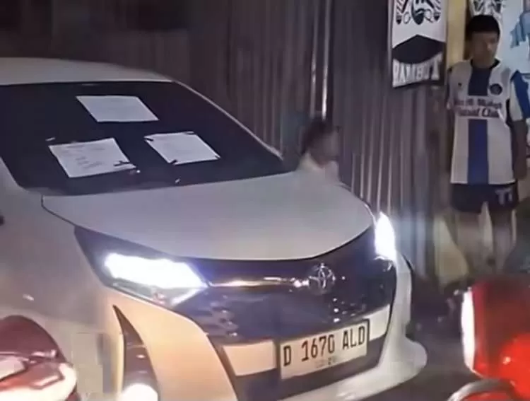 Viral Mobil Parkir di Gang Sempit, Warga Geram hingga Beri Sanksi Sosial. (KlikSoloNews/dok)