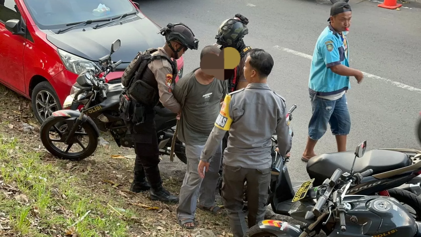 Tim Sparta Polresta Surakarta Amankan Terduga Pelaku Pelecehan di Taman Bendungan Tirtonadi. (KlikSoloNews/dok)