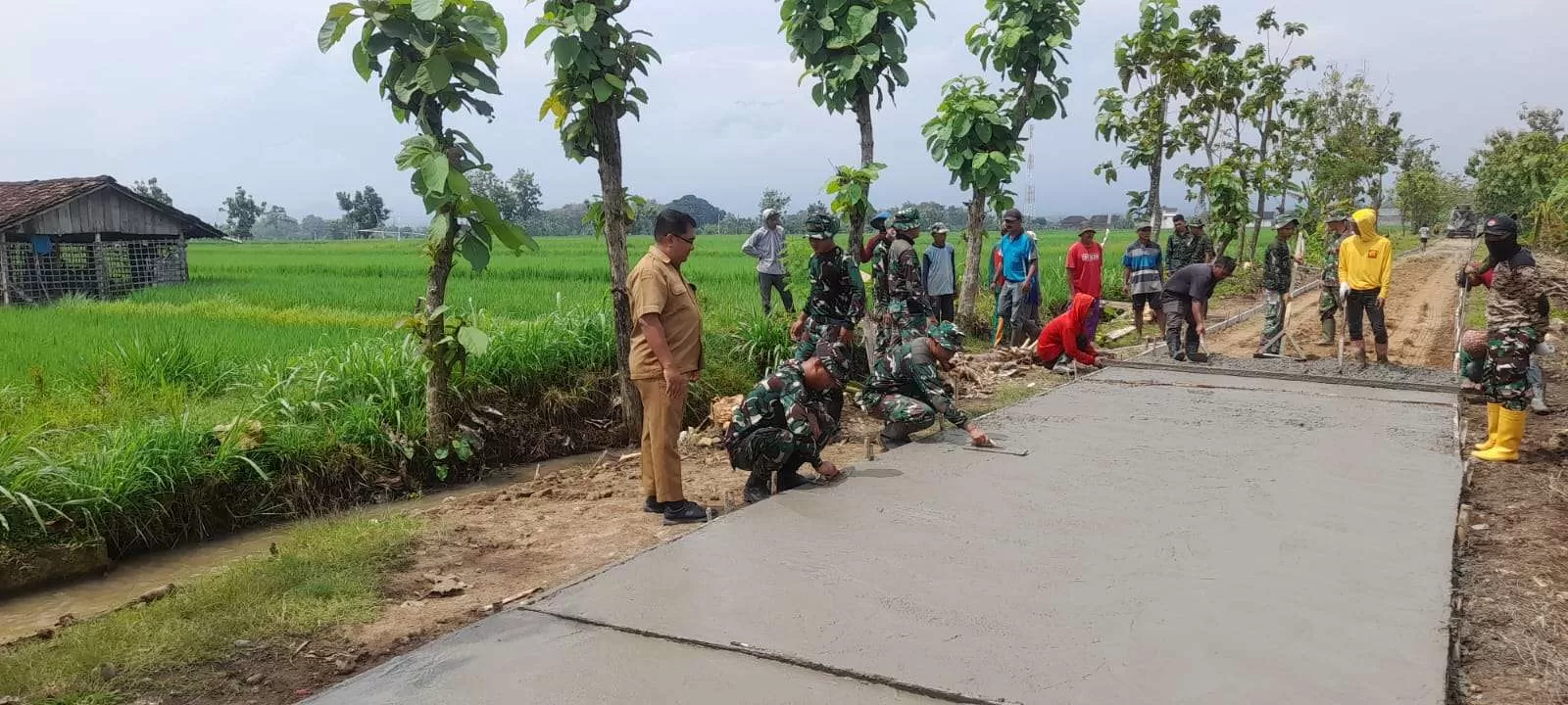 Perangkat Desa Puro Tinjau TMMD Sragen, Pastikan Pembangunan Jalan Tepat Sasaran. (KlikSoloNews/dok)
