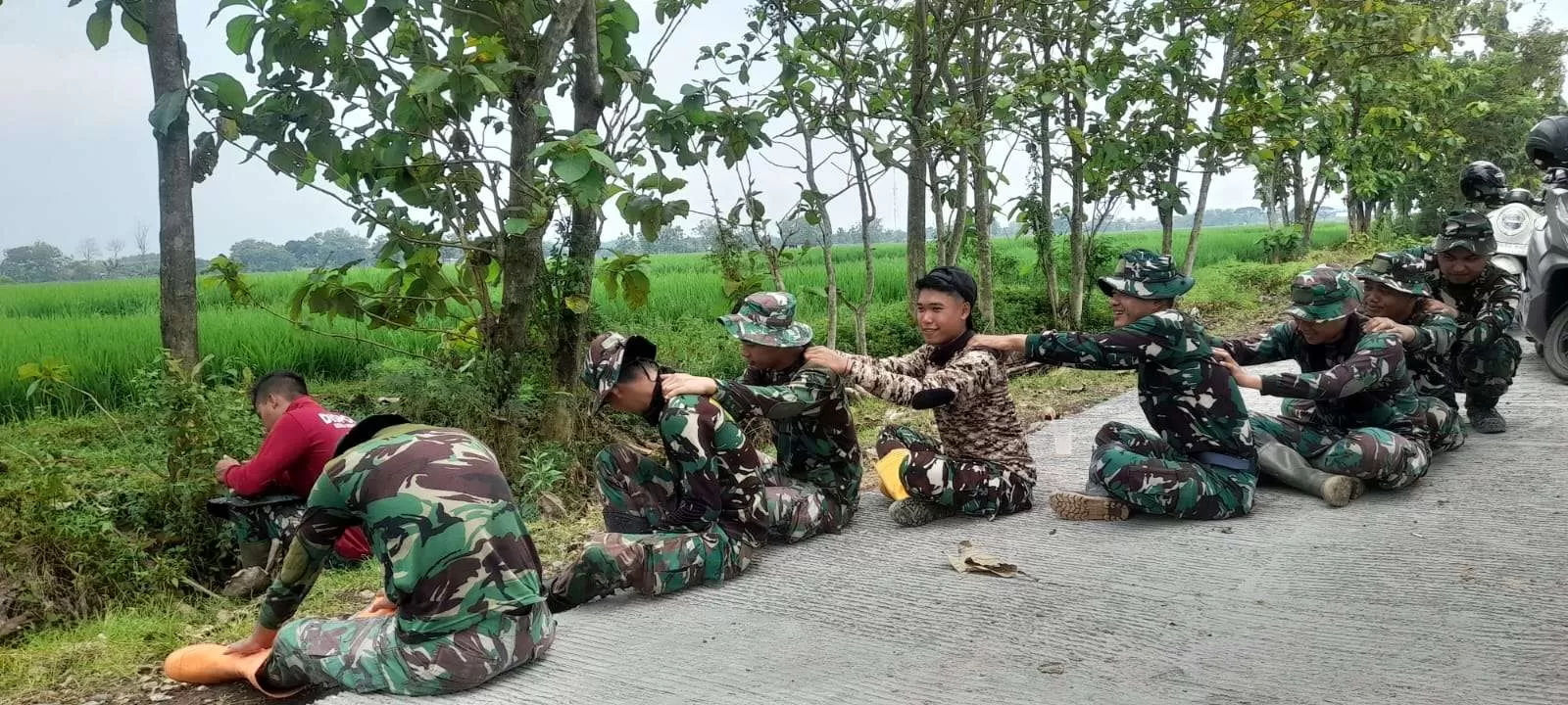 Solidaritas Satgas TMMD Sragen, Saling Pijat di Waktu Istirahat Demi Jaga Stamina. (KlikSoloNews/dok)