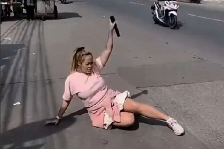 Pinkan Mambo Banting Setir Jadi Host Live TikTok, Raup Puluhan Juta dari Saweran. (KlikSoloNews/dok TikTok Pinkan Mambo