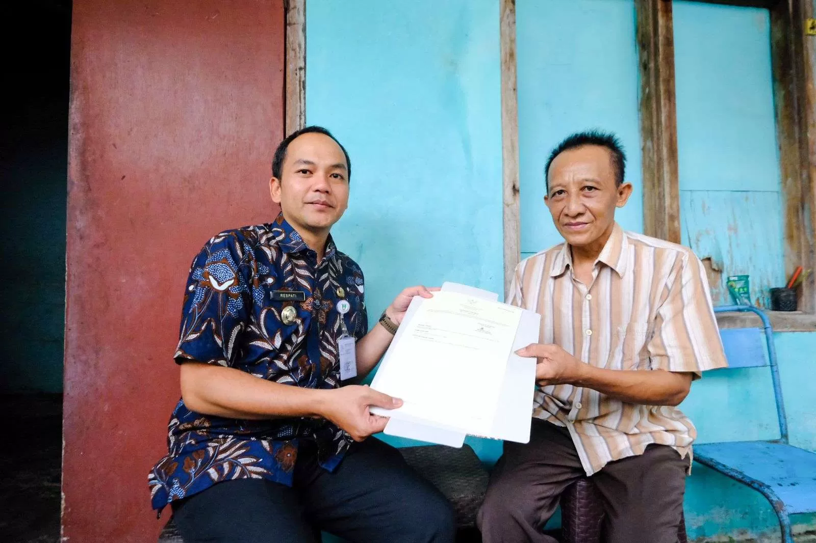 Wali Kota Respati Ardi Serahkan Sertifikat Proda, Tekankan Pentingnya Kepastian Hukum. (KlikSoloNews/dok Pemkot Surakarta)