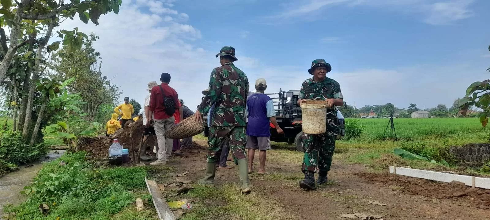 Semangat Gotong Royong TNI dan Warga di TMMD Sragen Tak Surut Meski Terik Matahari. (KlikSoloNews/dok)