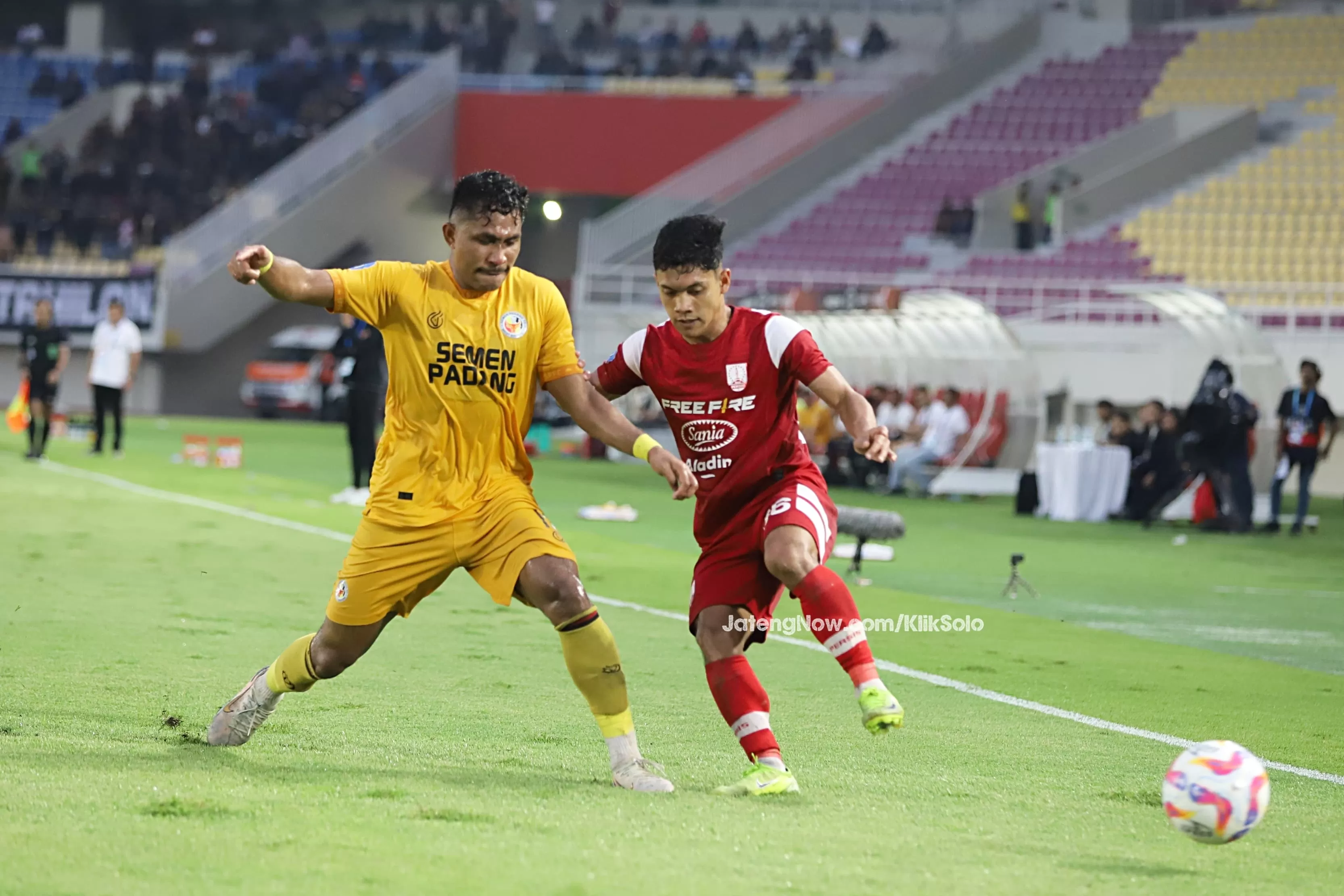 Papan Bawah Memanas! Semen Padang Incar Posisi Persis Solo saat Jamu Persib Bandung. (KlikSoloNews/Benediktus Candra)