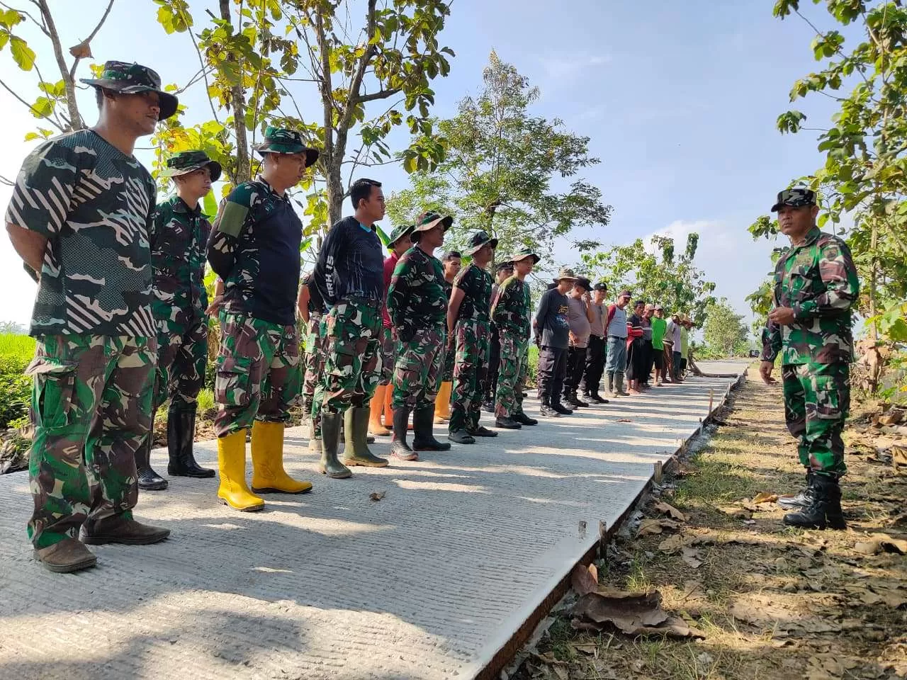 Cegah Erosi dan Longsor, TNI Bangun Talud 150 Meter di Lokasi TMMD Sragen. (KlikSoloNews/dok)