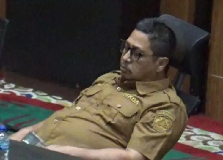 Viral di Media Sosial, Sekda Bangkalan Tertidur saat Sidang Paripurna. (KlikSoloNews/dok)