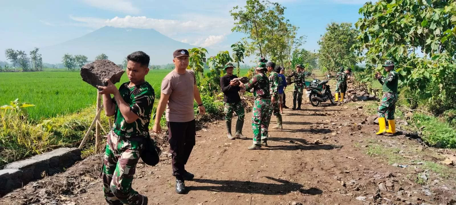 Danramil Karangmalang Pimpin Estafet Batu, Percepat Pengecoran Jalan TMMD 128 Sragen. (KlikSoloNews/dok)