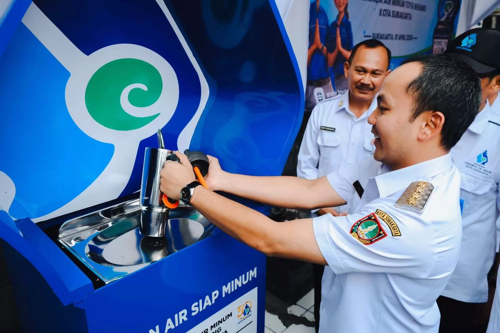 Siapkan Tumblermu! Ada Fasilitas Air Siap Minum Gratis di Pasar Gede, Bisa Diisi Sepuasnya. (KlikSoloNews/Adhirajasa)