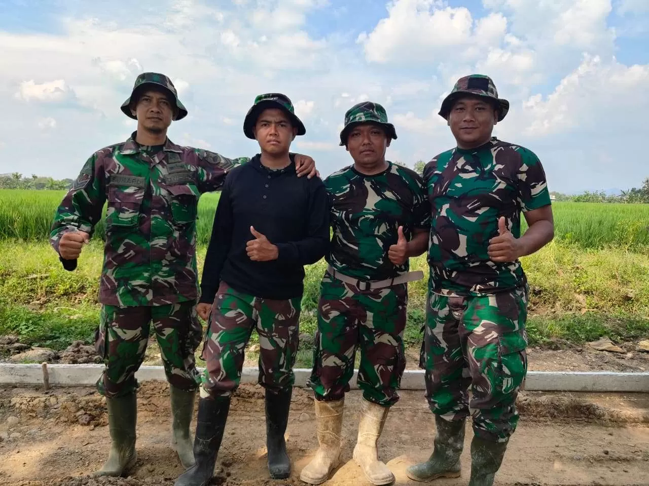 Yonkav 2/Turangga Ceta Terjunkan Prajurit Bantu TMMD Sragen, Siap Kerja di Tengah Terik Panas. (KlikSoloNews/dok)