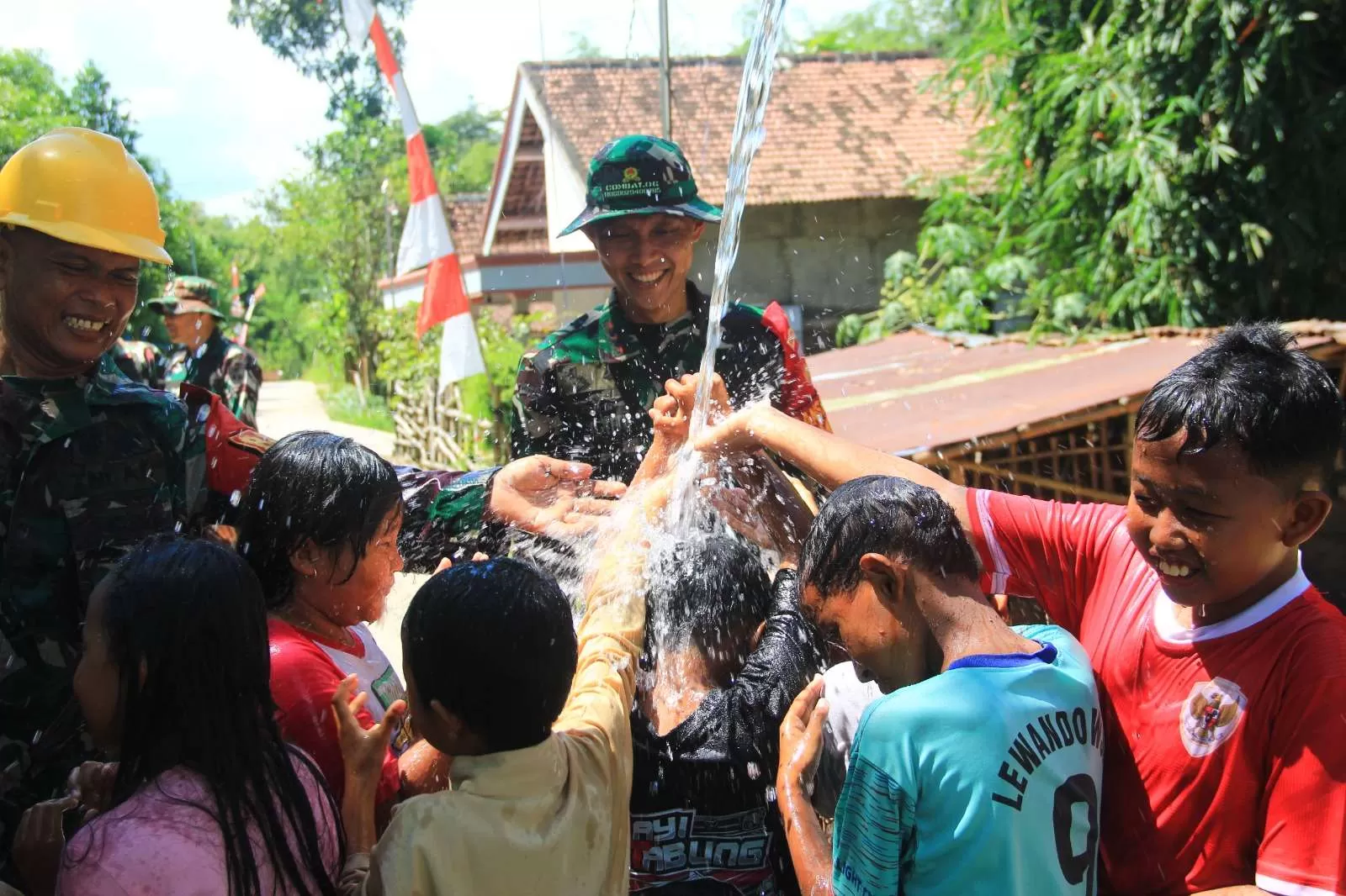 Air Mengalir, Tawa Menggema: Kebahagiaan Anak Gadungsari Bersama TMMD Sragen. (KlikSoloNews/dok)