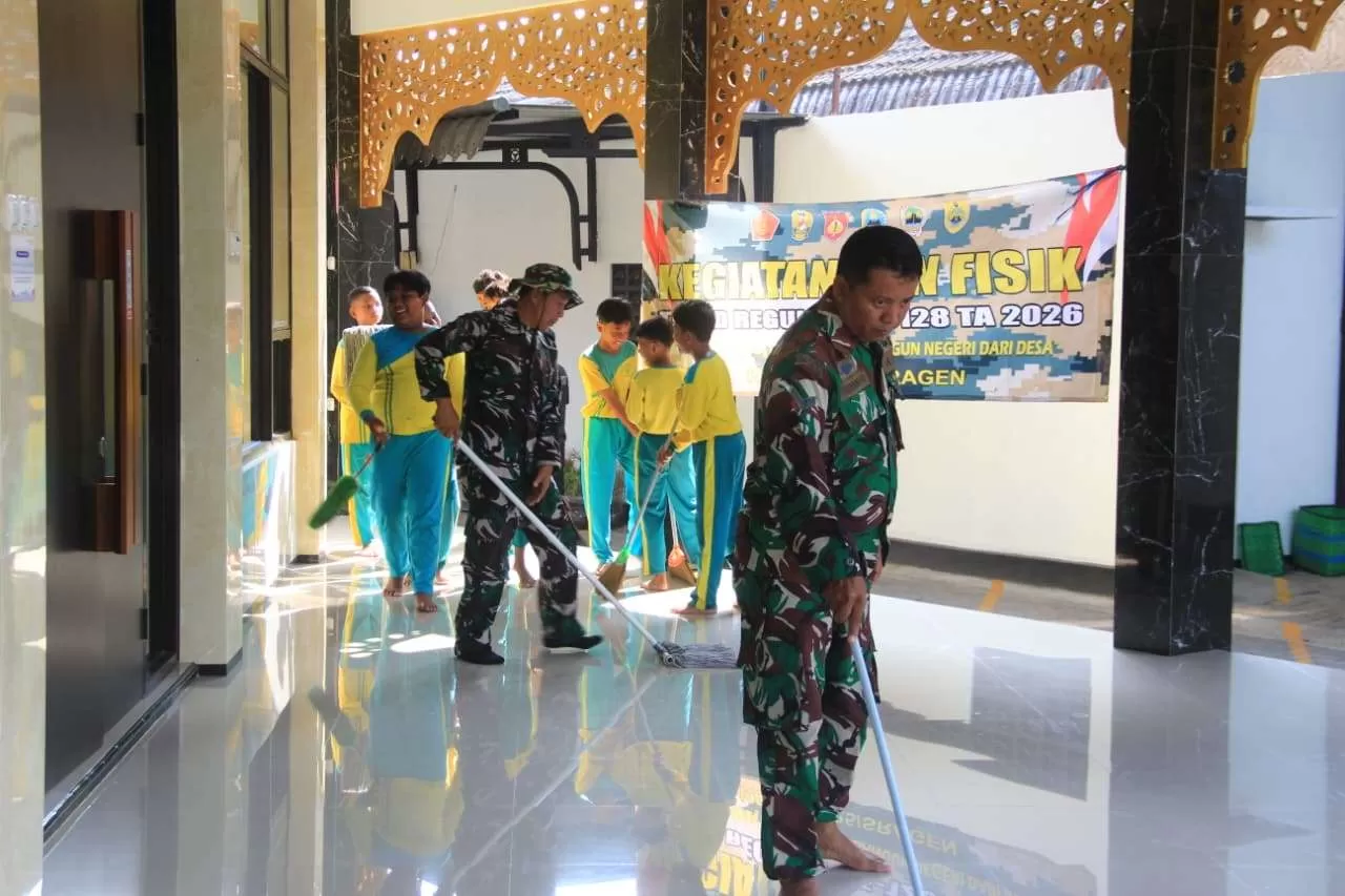 Satgas TMMD Sragen Bersihkan Masjid Juanda, Perkuat Kebersamaan di Desa Plumbungan. (KlikSoloNews/dok)
