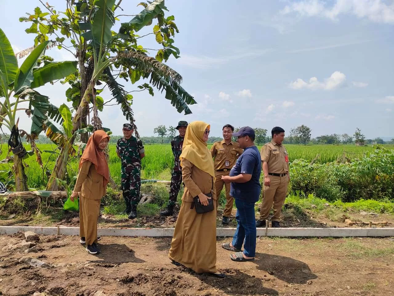 Lettu Arh Ifa Aiwan Dampingi TMMD Sragen, Pastikan Pembangunan Berkualitas dan Tepat Sasaran. (KlikSoloNews/dok)