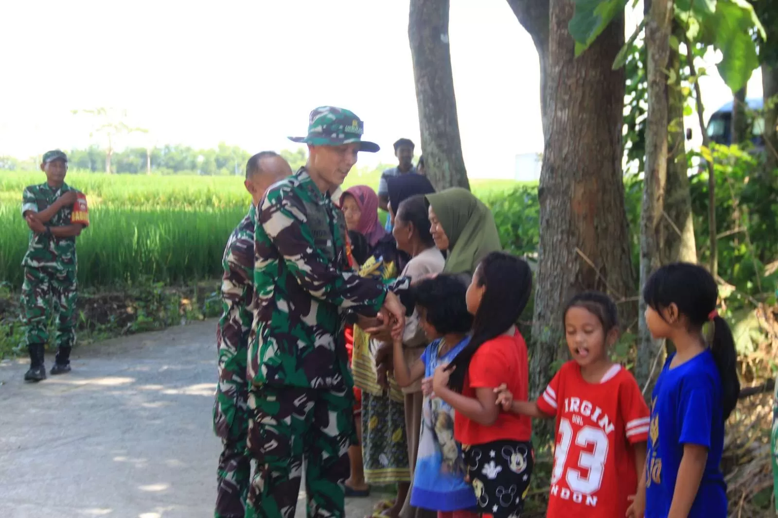 Kunjungi Sumur Bor TMMD di Gadungrejo, Dansatgas Kodim Sragen Disambut Hangat Warga. (KlikSoloNews/dok)