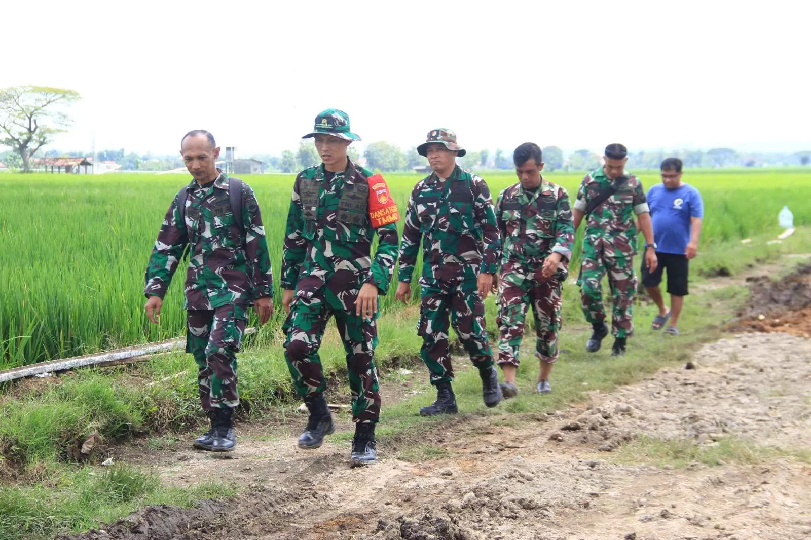 Pastikan Kualitas Sesuai Standar, Dansatgas TMMD Sragen Pantau Ketat Pengecoran Jalan. (KlikSoloNews/dok)