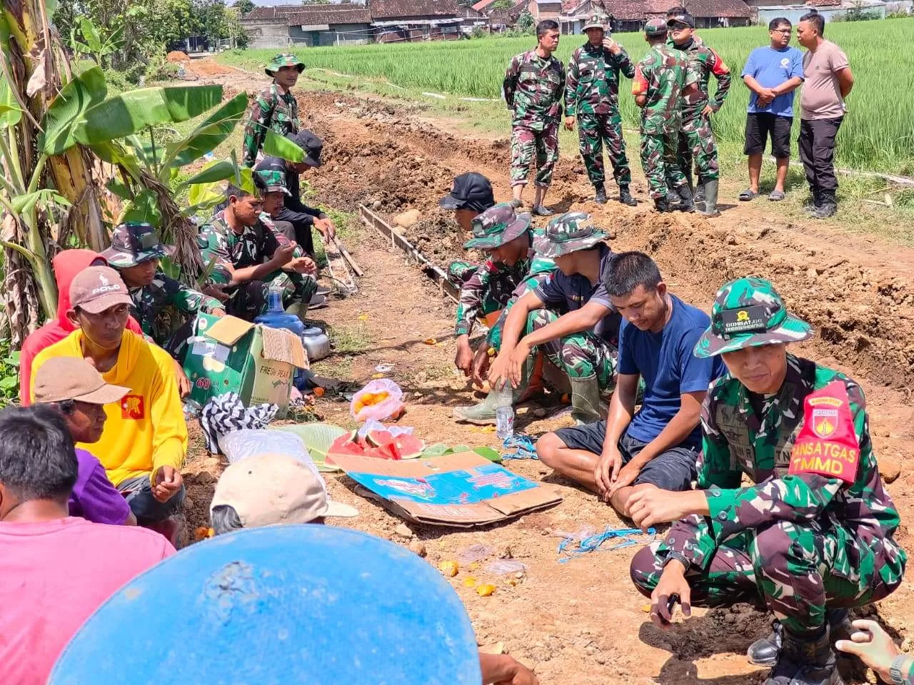 Hangatnya Kebersamaan TMMD Sragen, Dansatgas Duduk Bersama Warga di Waktu Istirahat. (KlikSoloNews/dok)