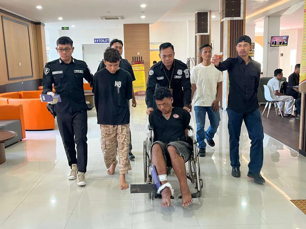 GERCEP! Viral Pembacokan di Gatsu Terungkap, Dua Pelaku Dibekuk Tim Resmob dengan Wajah Melas. (KlikSoloNews/Adhirajasa)