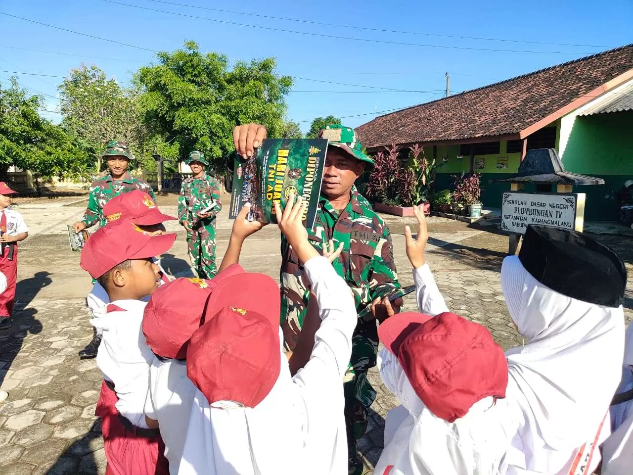 Siswa SD Plumbungan IV Sragen Antusias Terima Majalah Gema Diponegoro dari Satgas TMMD. (KlikSoloNews/dok)