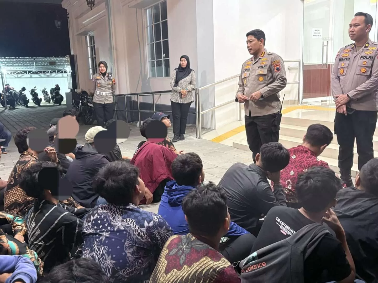 33 Suporter Persis Solo Diamankan Polisi: Bawa Flare, Petasan, dan Miras di Stadion Manahan. (KlikSoloNews/dok)